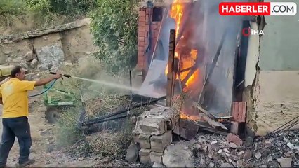 Banyo sobasını yakarken 2 katlı ev küle döndü Yangın paniği