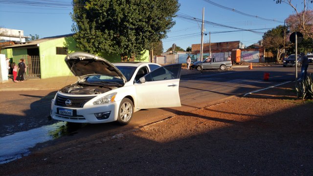 Carros batem em cruzamento no Bairro Santo Onofre em Cascavel