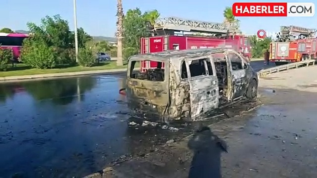 Antalya'da Mercedes Panelvan Tur Aracı Alev Alev Yandı
