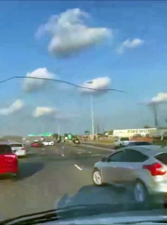 Niños pequeños sobreviven tras salir expulsados de un auto