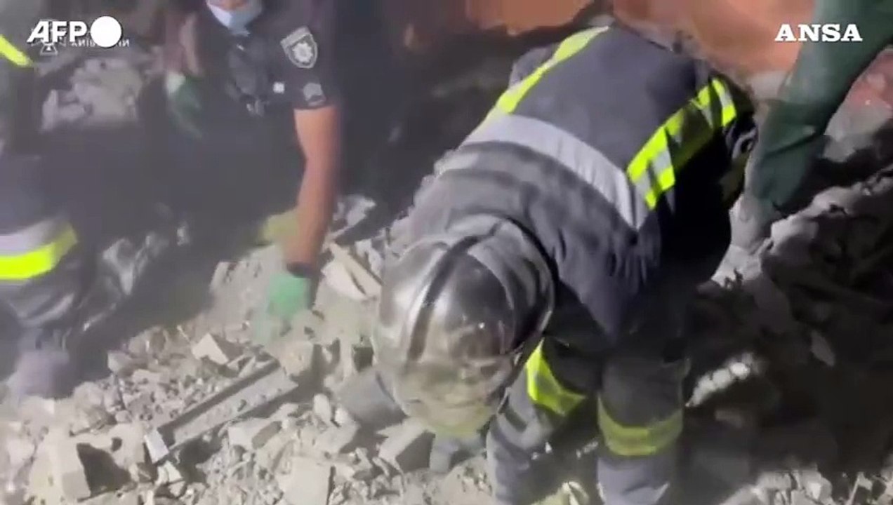 Kiev, i soccorritori recuperano i corpi dalle macerie dopo l'attacco russo