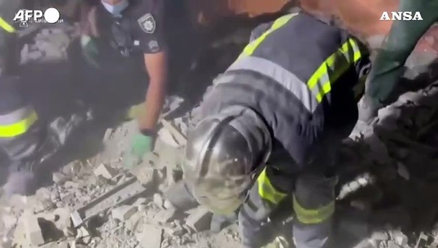 Kiev, i soccorritori recuperano i corpi dalle macerie dopo l'attacco russo