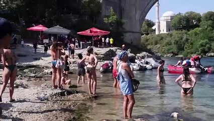 Tourists and locals try to keep cool as heatwave hits Bosnia