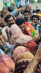 ارشد ندیم فخرِ پاکستان ماں سے ملتے ہوے آبدیدہ ہوگئے