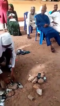 نائجیریا میں اسکول کے بچوں کا رزلٹ اچھا نہ آنے پر پرنسپل نے بچوں کے والدین کو بلایا اور وجہ بتائی کہ گھر میں اسکول میں پڑھائی کے دوران موبائل کا استعمال. والدین کی رضامندی سے ٹیچرز نے بچوں کے ہاتھوں ہی ان کے موبائل کے ٹکڑے ٹکڑے کروا دیئے یہ حقیقت