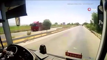 Yolcu otobüsünü iş makinesine çarptı :  1’i ağır 8 kişi yaralandı