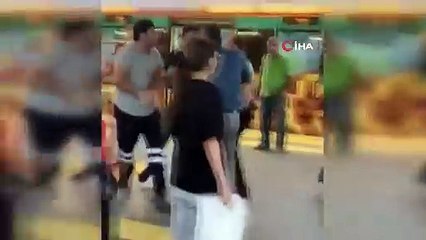 Marmaray'da kıyamet koptu: Tekmeler, yumruklar havalarda uçuştu