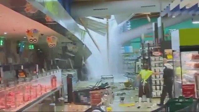 El techo de un supermercado se viene abajo por una fortísima tormenta eléctrica en Ontinyent
