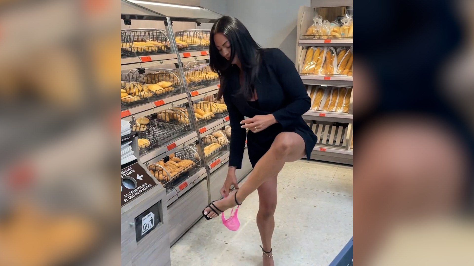 Sus v�deos quit�ndose la ropa interior en una gasolinera, una hamburgueser�a o en una cafeter�a eran conocidos, pero la alarma ha saltado cuando ha dejado 'su regalo' en la secci�n del pan del supermercado