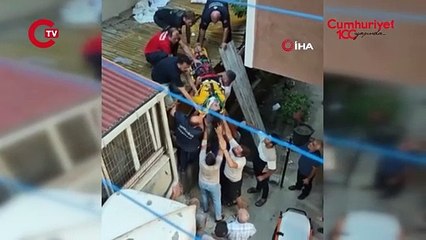 Esenyurt’ta perdeleri birbirine bağlayıp pencereden kaçmaya çalışan şahıs 4’üncü kattan düşerek yaralandı