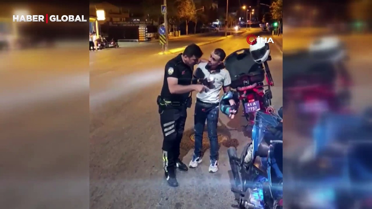 Gürültülü egzoz sesini motosiklet sürücüsüne dinleten trafik polisinin görüntüleri gündem oldu