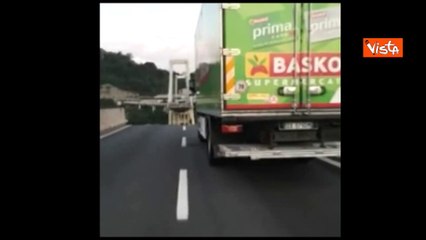 Anniversario Ponte Morandi, ecco il camion simbolo del crollo sull'orlo del precipizio ARCHIVIO