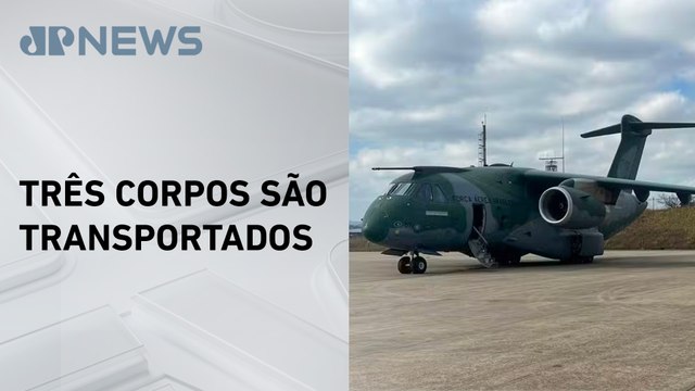 Avião da FAB transporta urnas funerárias das vítimas da tragédia em Vinhedo (SP)