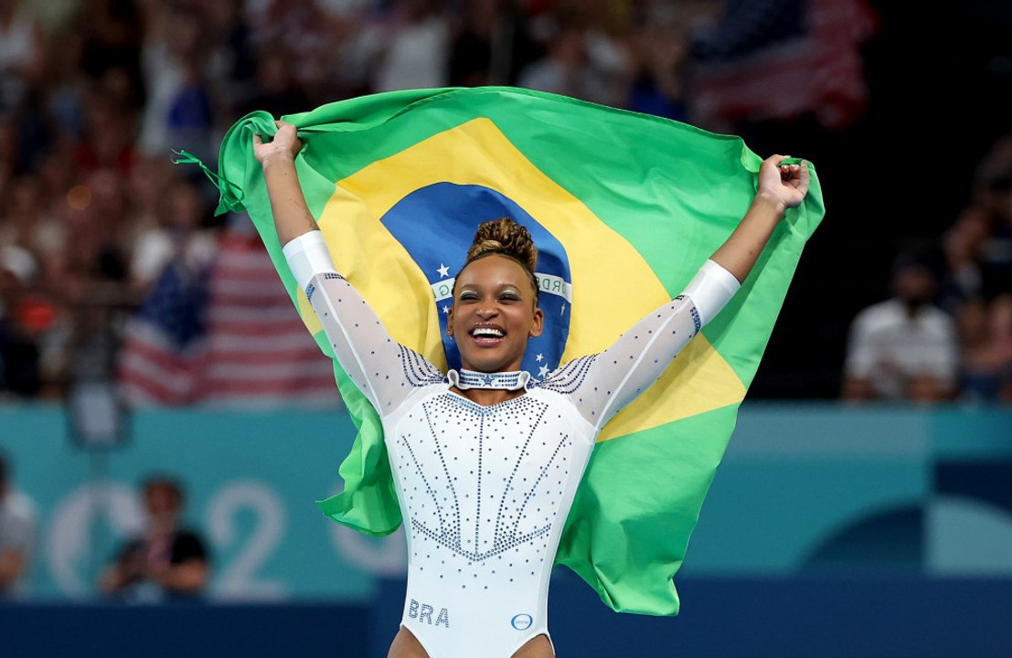 Rebeca Andrade rasga elogios a Simone Biles: 'Não tem rivalidade'