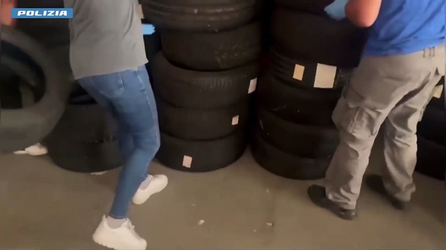 Milano, scoperto il nascondiglio della droga: un quintale e mezzo di hashish dietro i copertoni delle auto