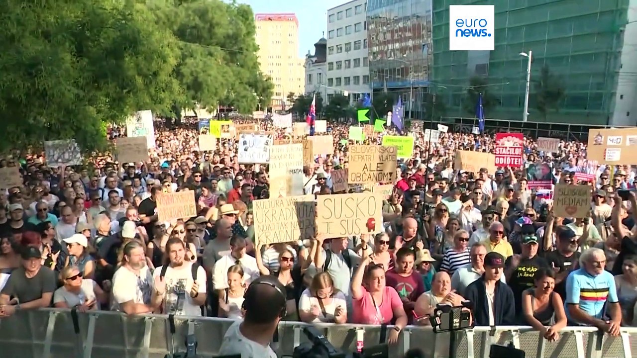 18.000 demonstrieren gegen slowakische Kulturministerin und Justizminister