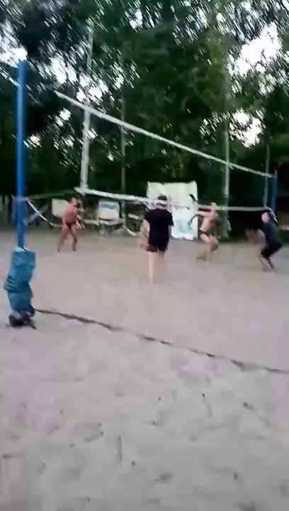 Beachvolleyball, ein starker Schlag des Balls durch die Mitte in die erste Linie.