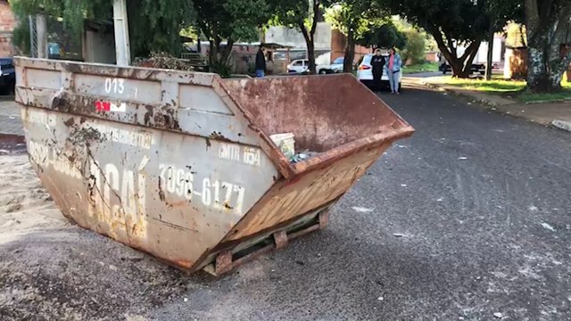 Carro bate contra caçamba de entulhos no Alto Alegre