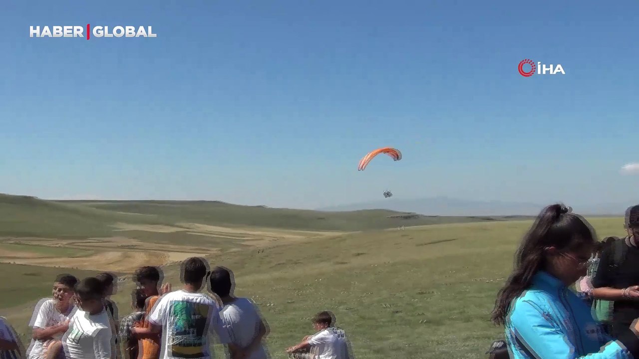 Kars semaları yamaç paraşütüyle renklendi