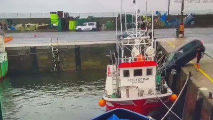 Olvida poner el freno de mano en un puerto de Galicia y el plan para evitar que caiga al mar hace aguas