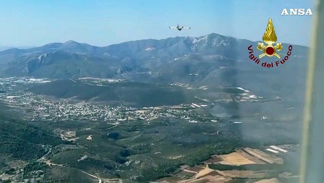 Grecia, i Canadair dei vigili in azione a Maratona per contrastare gli incendi boschivi