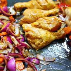 صينية أفخاد الدجاج مع البصل والجزر بالتتبيلة اللذيذة وجبة غداء سهل وسريع وطعمها رائع