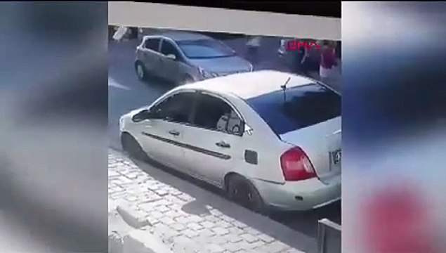 Aracını tartıştığı motosikletlinin üzerine sürdü