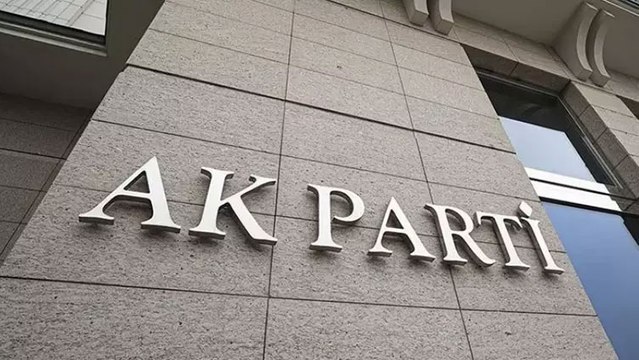 Cumhurbaşkanı Erdoğan, AK Parti'ye yeni katılan üyelere rozet taktı