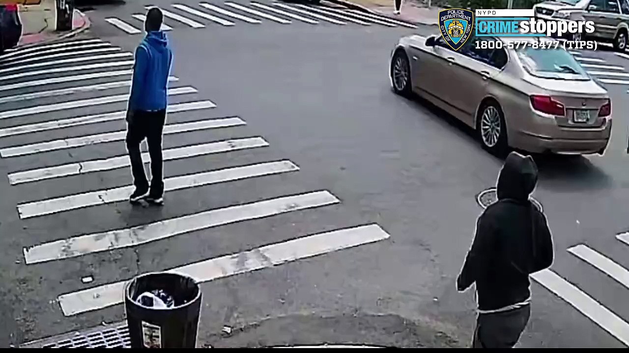 Man, 69, punched in face, robbed while sitting in car in Brooklyn