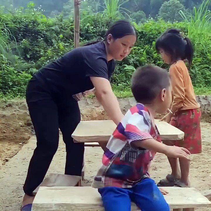 Chinese village lifestyle - Make your own new wooden tables and chairs_ clear grass around the house and vegetable garden(HD)