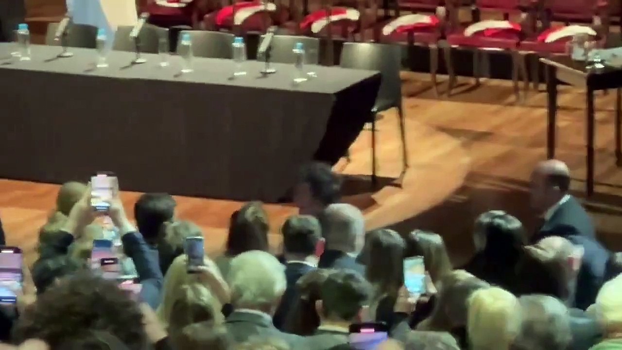 Estamos hablando del gatero de Alberto y aparece Milei besando a Yuyito en público