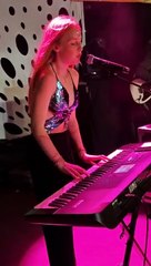 Ambre Ever interprète "Succomber" de Léa Churros