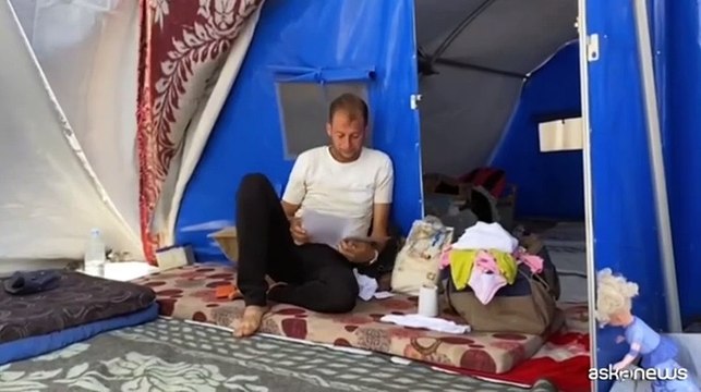 Gaza, padre piange i gemelli uccisi mentre ne registrava la nascita