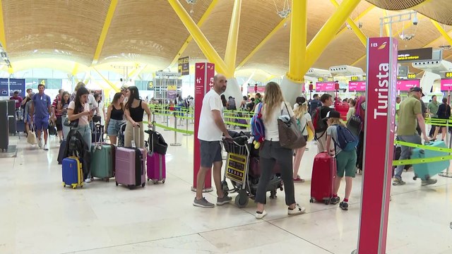 Muchos viajeros aprovechan el puente de agosto para comenzar hoy sus vacaciones