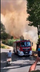 Incendio sulle colline di Camaiore, pompieri al lavoro