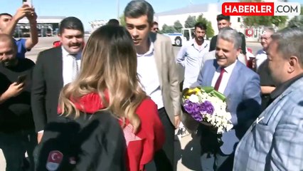 Paris Olimpiyatları'ndan başarı ile dönen milli boksör Hatice Akbaş'a coşkulu karşılama