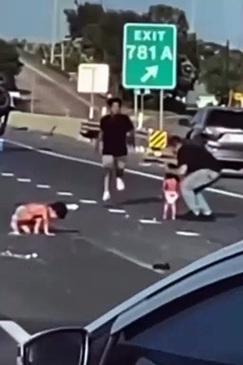 Bimbi gattonano in autostrada dopo un incidente
