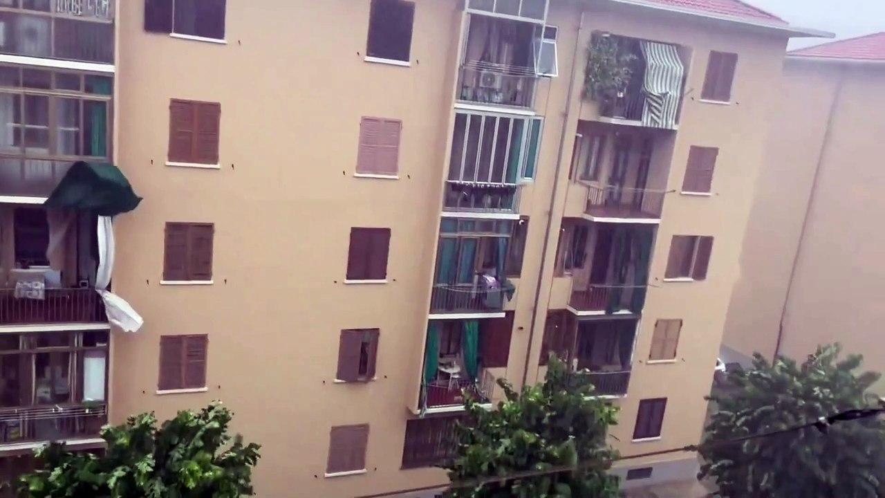 Il video del violento nubifragio che si è abbattuto su Torino: strade allagate, scoperchiato il tetto di una scuola
