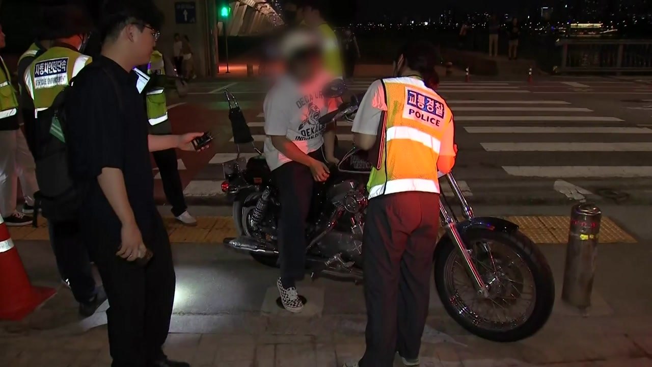 경찰, 서울 일대 '광복절 폭주족' 단속...불법 개조 9건 적발 / YTN