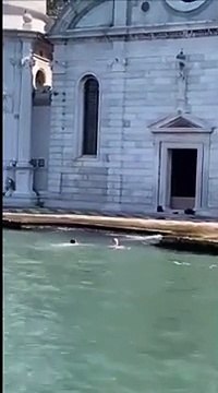 Venezia, due turisti fanno il bagno nelle acque davanti al cimitero monumentale