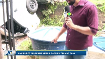 Caminhões derrubam muro e caem em cima de casa