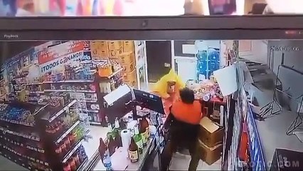 Empleado de tienda desarma a asaltante que se llevaba algunos artículos