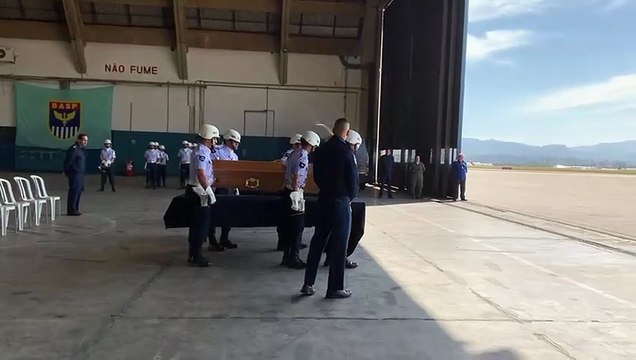 Imagens mostram traslado de urnas das vítimas de queda de avião para aeronave da FAB