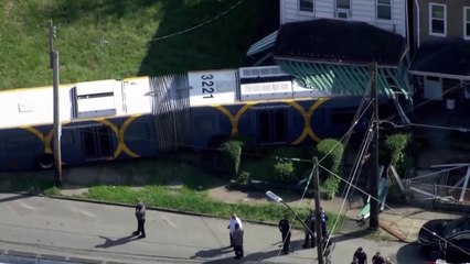 미국 피츠버그에서 버스가 가정집으로 돌진...승객 등 2명 부상 / YTN