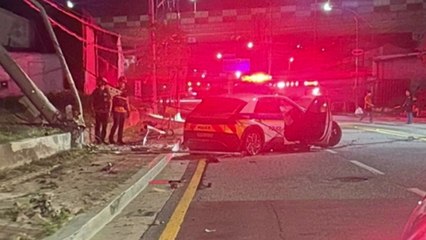 출동하던 경찰차가 전신주 들이받아 경찰관 1명 이송 / YTN