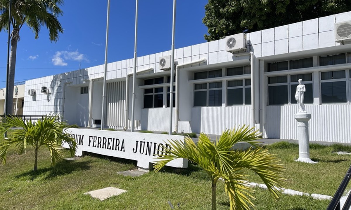 Justiça remarca júri de irmãos que tiveram pai assassinado antes de julgamento no fórum de Cajazeiras