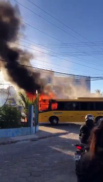 Incêndio em ônibus e barricadas provocam caos nos Ingleses, em Florianópolis