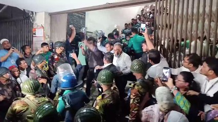 দরবেশ বাবাকে লক্ষ্য করে ডিম ছুড়েছে মানুষ,জুতার ব্যবহারও হয়েছে।