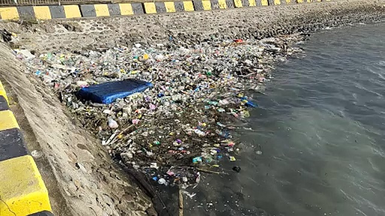 Banyak Sampah di Pelabuhan Jeneponto