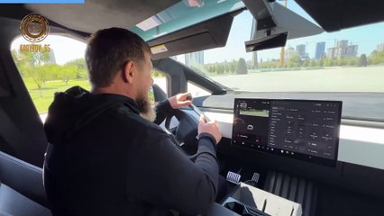 Kadyrov guida il Cybertruck donato da Elon Musk 🚗